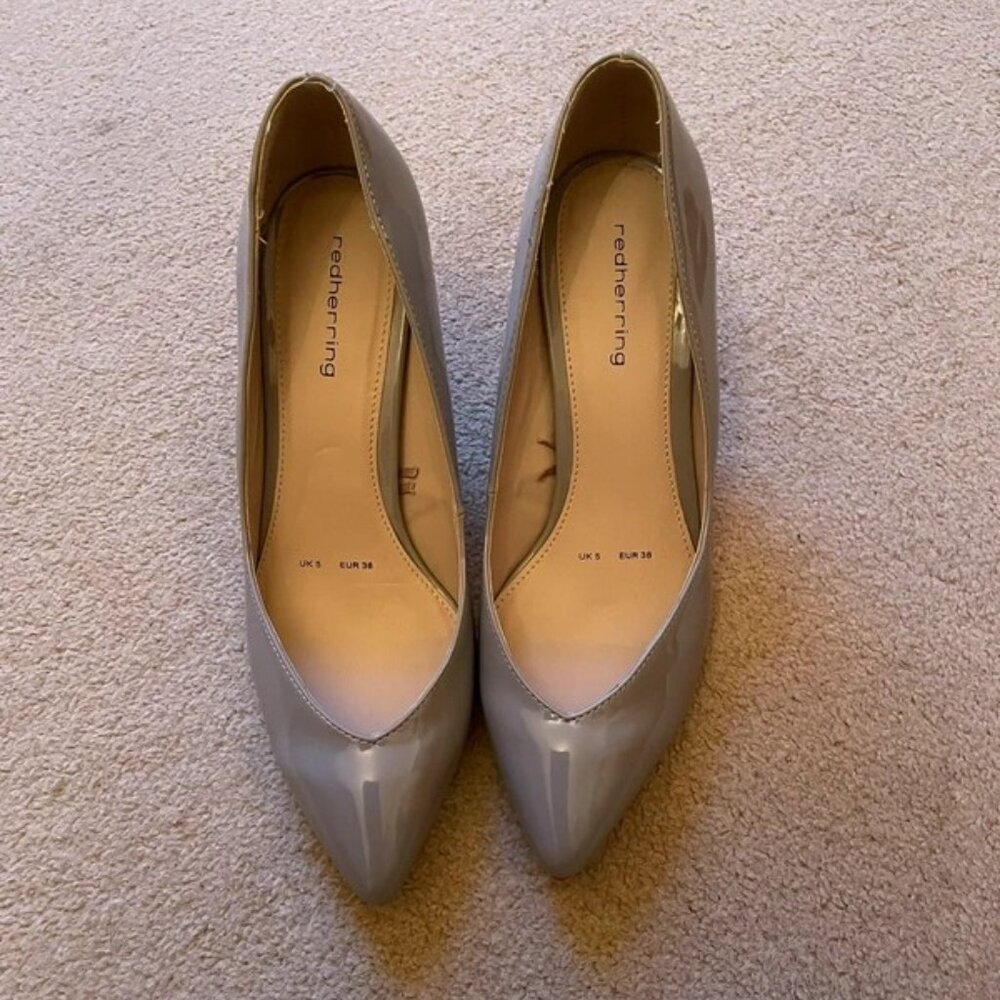 Grey patent court shoe